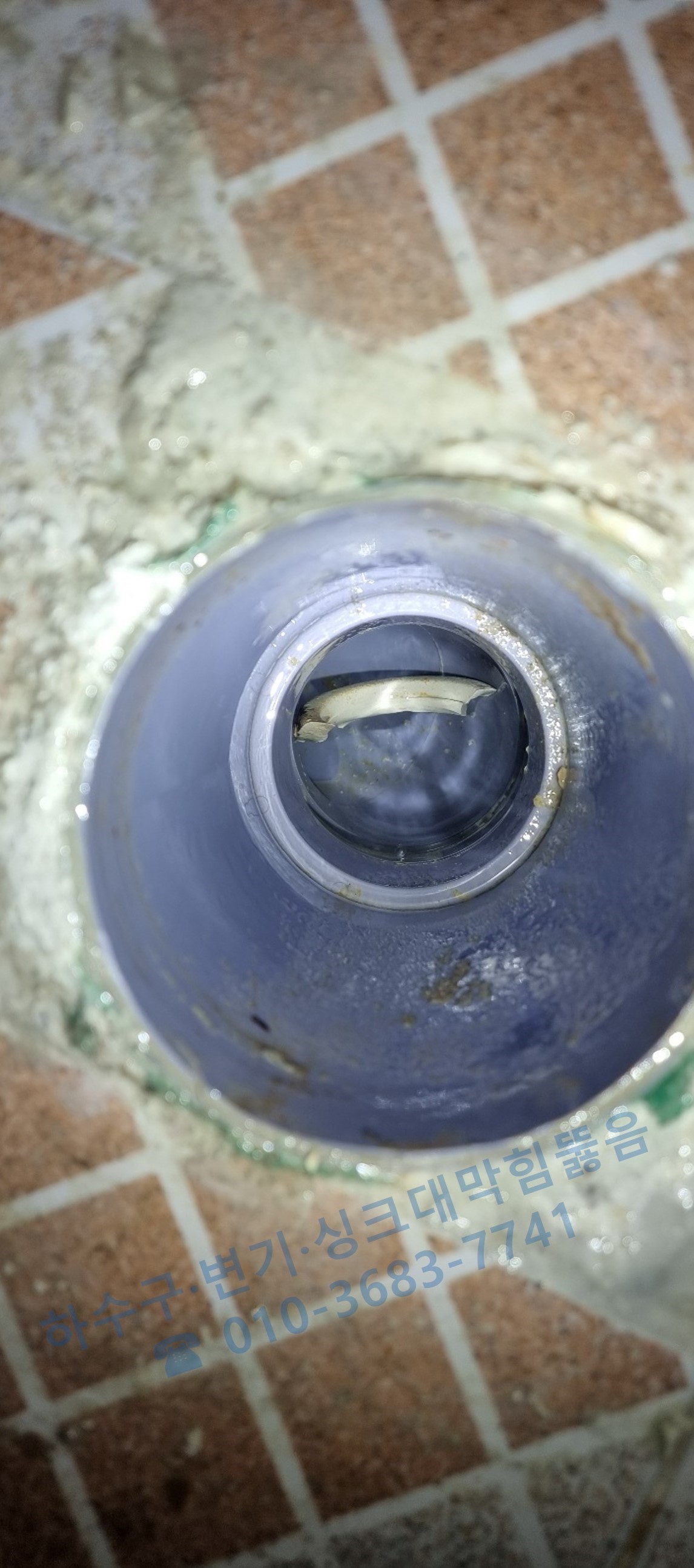 배관 내부에 걸린 이물질 모습 - 한길설비 현장 진단